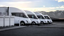 <span class='prepend'>Video</span> | Jay Leno conduce camionul Tesla. Bateria sa are o durată de viață de peste 1,5 milioane de kilometri