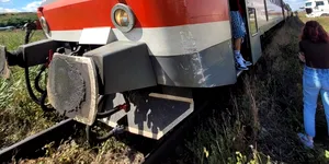 <span class='prepend'>Foto |</span> Un TIR a fost lovit de un tren la o trecere la nivel cu calea ferată în județul Iași