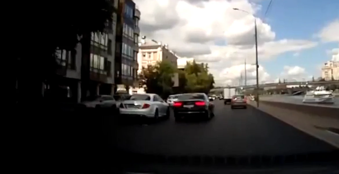Teribilism finalizat prost: un Mercedes CL loveşte 4 maşini dintr-un foc