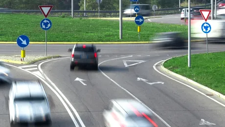 2026: O singură bandă are prioritate în sensul giratoriu, dar mulți șoferi o evită. Cum se aplică noua regulă din Codul Rutier