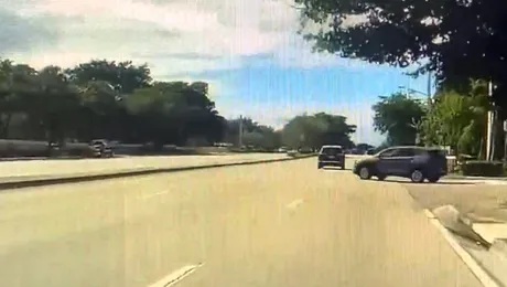 Un șofer provoacă un accident după o manevră greșită – VIDEO