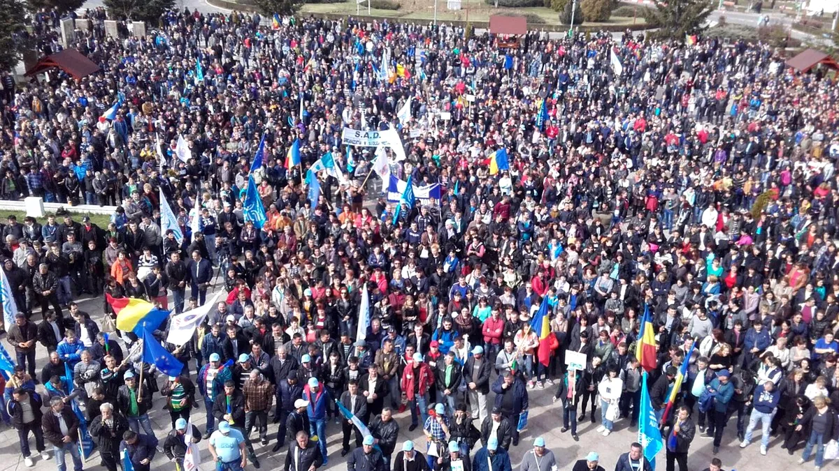 VIDEO - 8.000 de oameni participă la mitingul organizat de Sindicatul Autoturisme Dacia