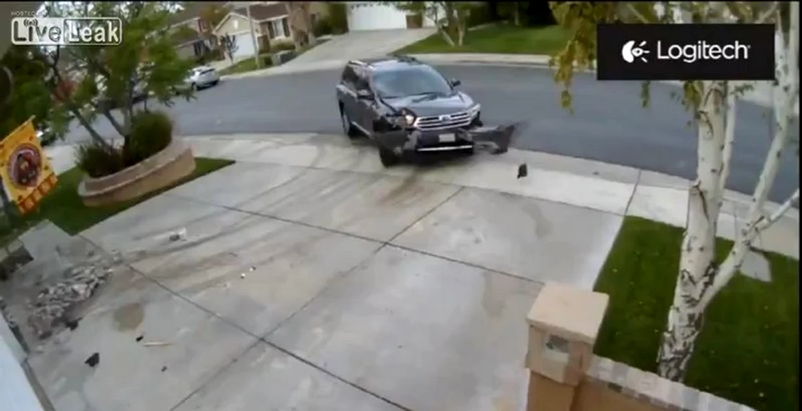 Parcarea-dezastru: cum să intri cu maşina într-o casă. De două ori. VIDEO