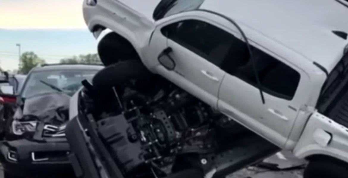 Peste 500 de maşini noi distruse, după ce o tornadă a lovit parcarea dealerului – VIDEO