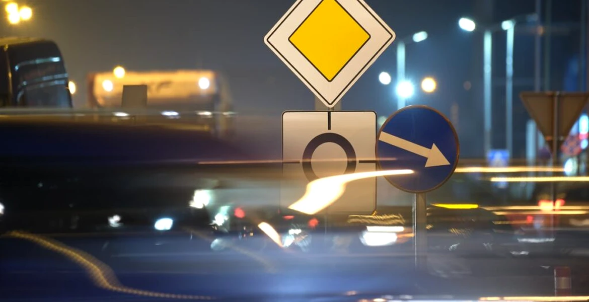 Cine are prioritate în sensul giratoriu semaforizat? Cum se stabilește ordinea de trecere