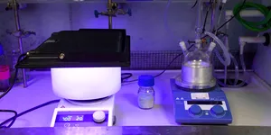 Chimiștii de la Cambridge transformă acidul din bateriile auto și plasticul greu de reciclat în hidrogen curat