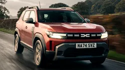 Dacia Duster și Bigster cu motorizare hibridă și tracțiune 4×4 se lansează în UK. Costă doar cu 1.000 de lire mai mult decât 2WD