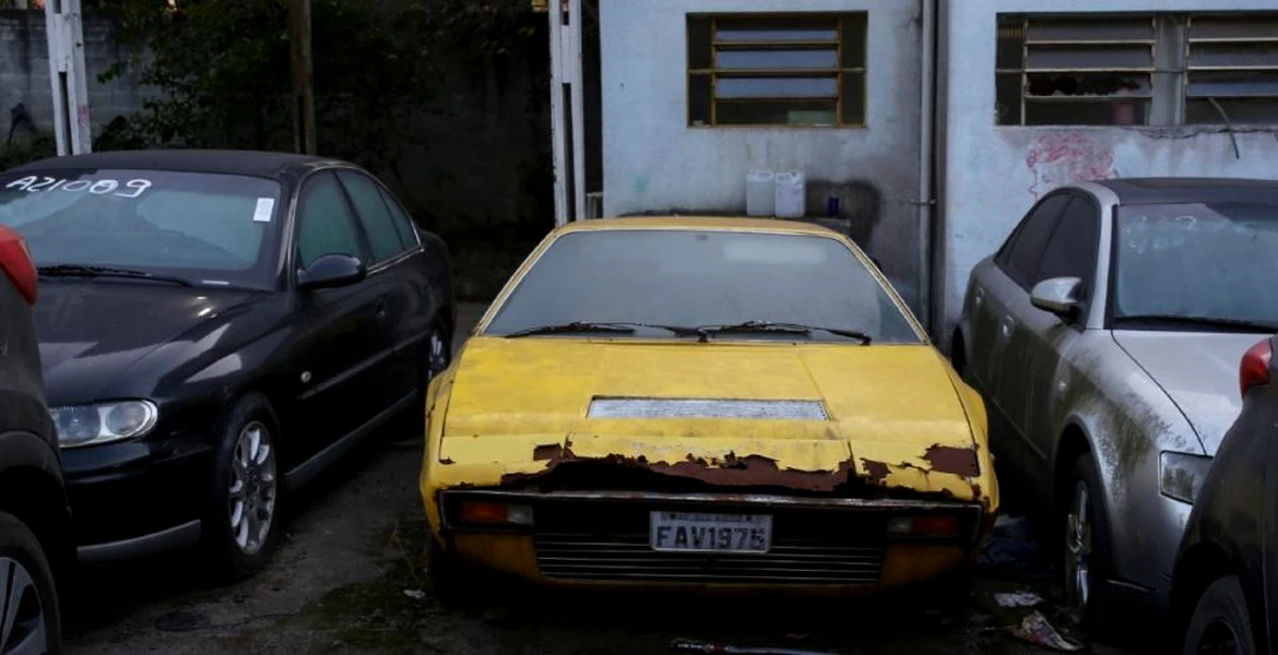 Un Ferrari furat unui român stabilit în Brazilia, lăsat să ruginească într-un cimitir de mașini
