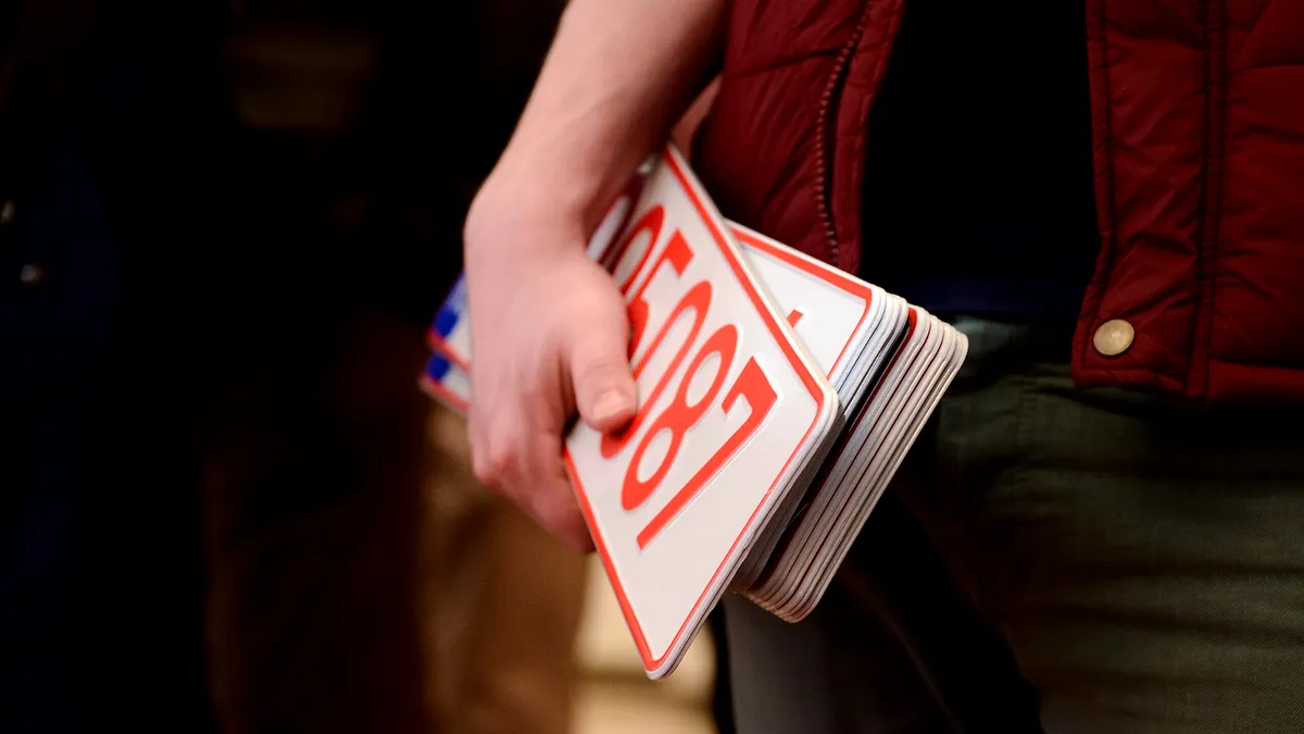 2025: Îți trebuie rovinietă dacă ai numere roșii? Ce stabilește noul Cod Rutier