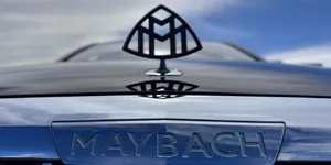 Un Mercedes-Maybach S 560 cu 236.041 km este oferit pe o platformă de bunuri recuperate