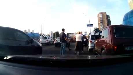 Bătăuş în trafic, fuge la mămica atunci când o încurcă... VIDEO