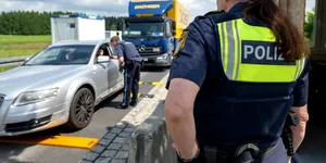 Nu te-ai aștepta la asta: Un polițist german a cerut mită unui șofer român, dar a fost refuzat. Acum e condamnat