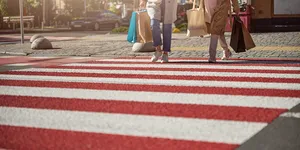 Două manechine care imită pietonii au fost amplasate lângă o trecere de pietoni din Suceava