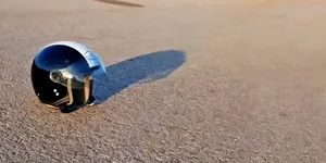 Casca de motociclist pusă pe asfalt nu e semn de salut, ci strigăt de ajutor! Ce mesaj transmite și care sunt obligațiile șoferilor