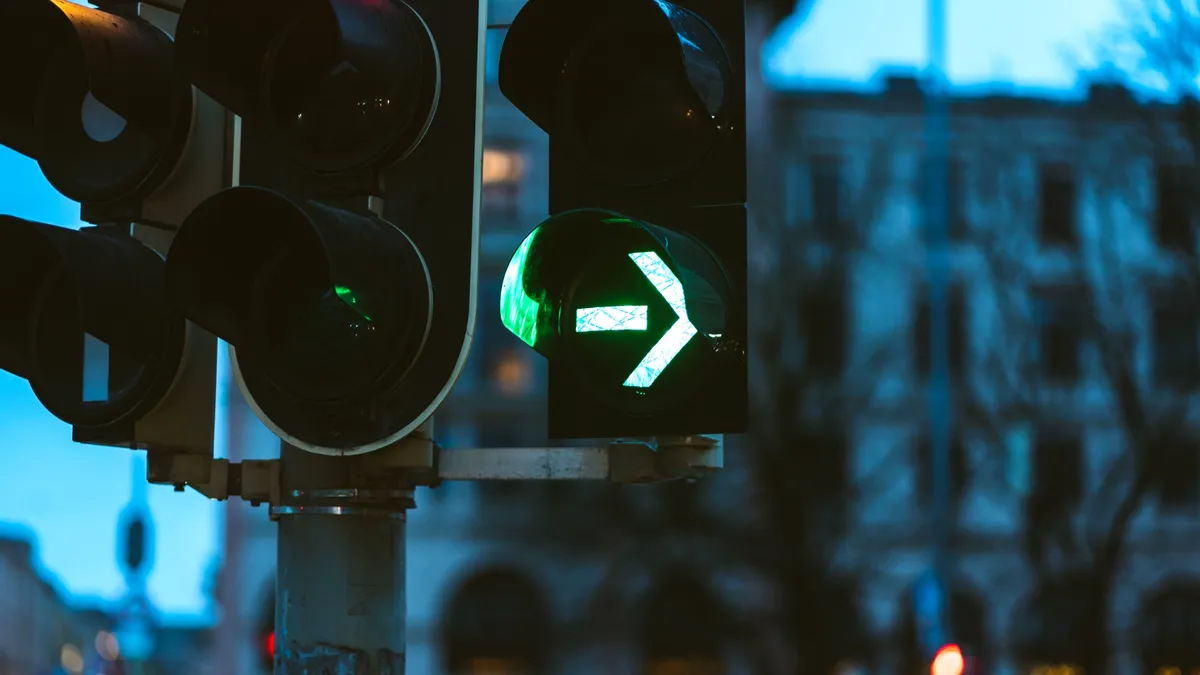 Reguli și obligații în 2026 la semaforul verde intermitent la dreapta. În ce situații se reține permisul de conducere