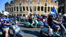 Vespa a împlinit 80 de ani. Mii de pasionați au defilat cu scuterele pe străzile Romei