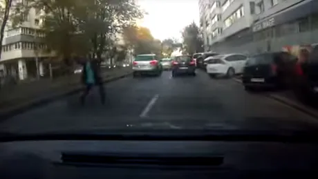 VIDEO Şofer lovit în faţă de bulgăre de pământ aruncat de un pieton aflat pe carosabil