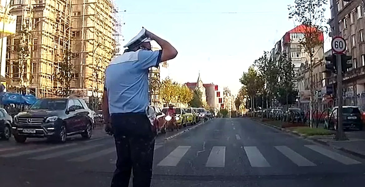 Manevra incredibilă făcută de un şofer de faţă cu poliţistul. Omul legii a fost depăşit de situaţie – VIDEO