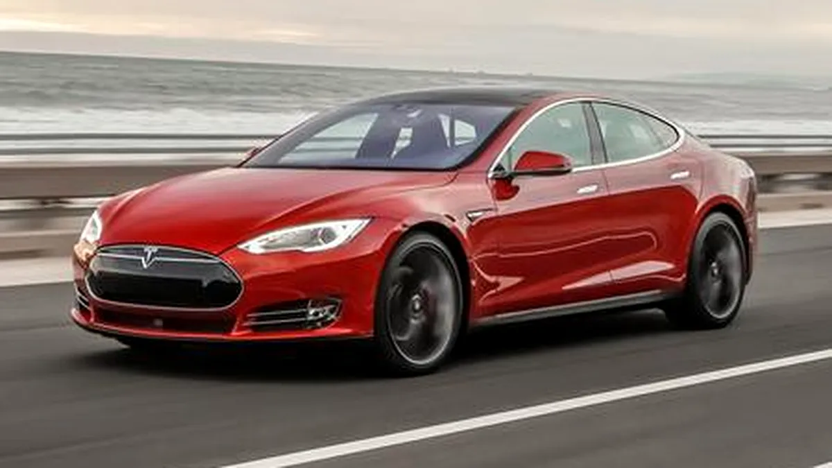 Şofer de Tesla, devenit erou după ce a salvat un om. Compania americană va suporta reparaţiile maşinii