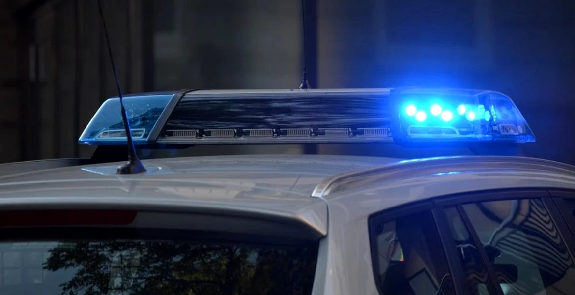 Un șofer din Chișinău a furat o mașină de poliție. Era băut și avea cătușe la mâini!