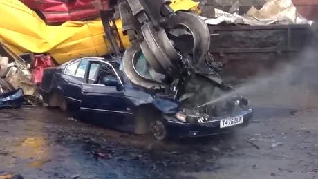 Aşa distrugi un BMW Seria 5 în mai puţin de un minut. VIDEO