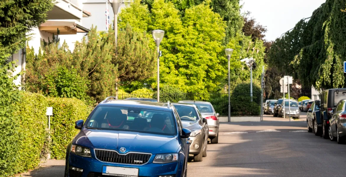 Doar proprietarul are dreptul să parcheze pe trotuarul din fața casei? Ce stabilește legea rutieră