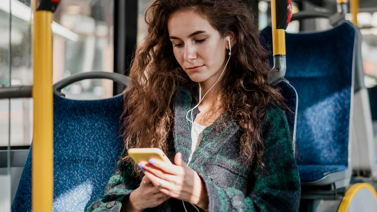 CJ Vâlcea dă transportul județean pe mâna privaților. Miza: 144 de milioane de lei pentru 39 de trasee din județ