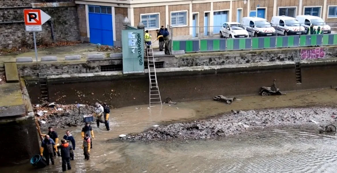 Vehicule fascinante descoperite la curăţarea unui canal de apă –  VIDEO