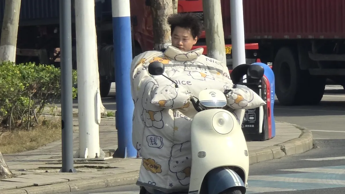 Video / „Costume-plapumă”, adaptări ingenioase pentru utilizatorii de scutere