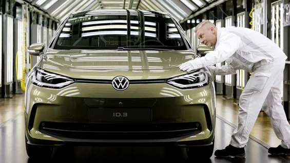 Volkswagen acordă bonus de angajare de 30.000 de euro, dar anunțul e primit cu huiduieli