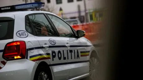 VIDEO. Momentul în care polițiștii trag cu arma în roțile unei mașini aflate în mișcare