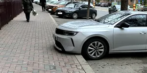 Parcare cu botul pe bordură: Ce rău îi faci mașinii dacă parchezi așa? Probleme la care puțin se gândesc