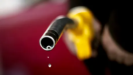 Creștere uriașă a prețului petrolului: 116 dolari/baril. Cât costă acum benzina și motorina la pompă