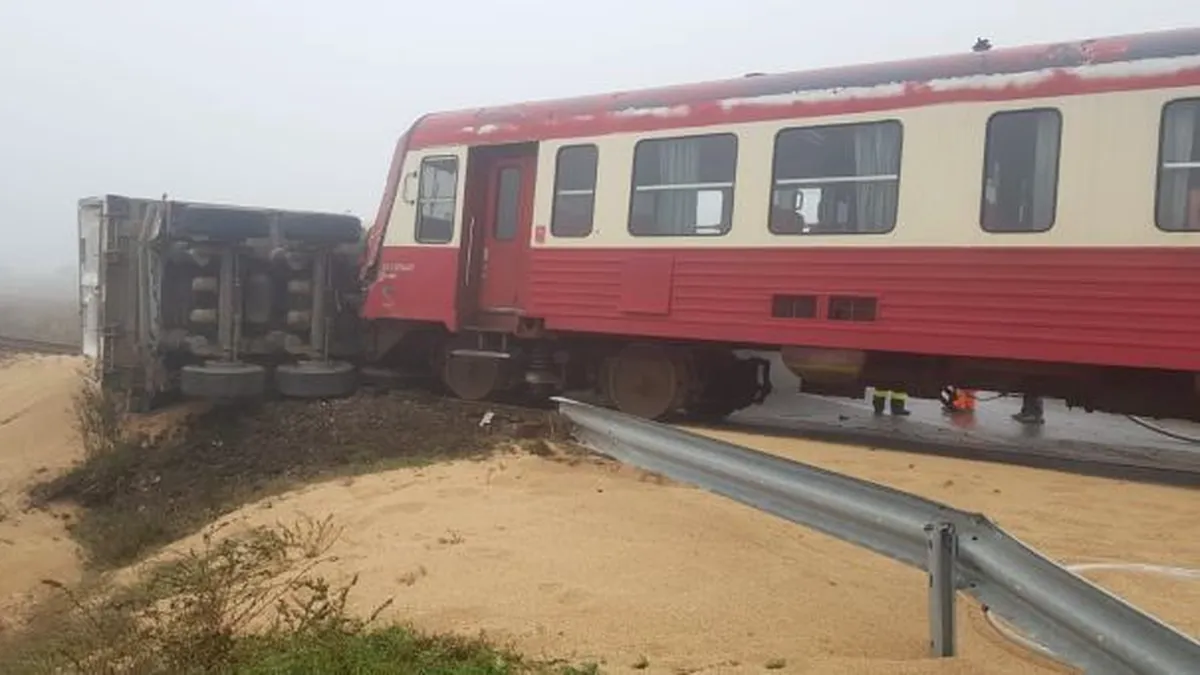 Un camion plin cu cereale a fost lovit de tren la o trecere peste linia ferată - FOTO