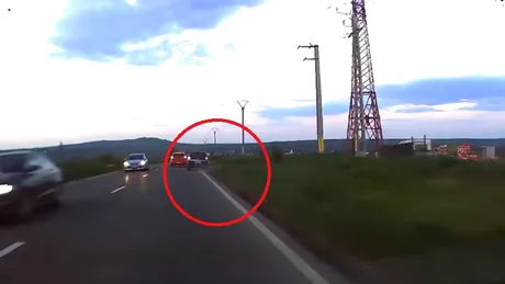 VIDEO - Accident evitat la limită. Şoferul iese de pe carosabil după o manevră periculoasă - VIDEO