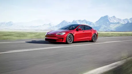 Tesla Model S facelift are un interior schimbat radical. Are ecran nou și volan ca o manșă de avion