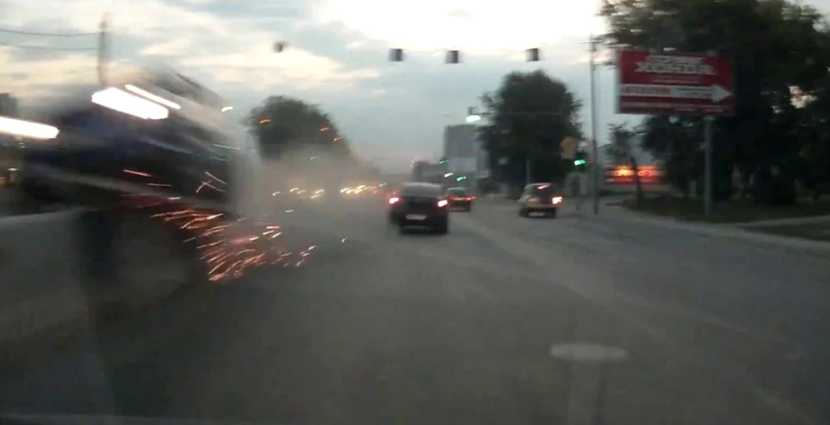 VIDEO: În Rusia, maşinile se cred rachete pe şosea