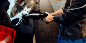 O secundă de neatenție la pompă. Ce faci dacă ai pus motorină în loc de benzină și cum te ajută asigurarea auto