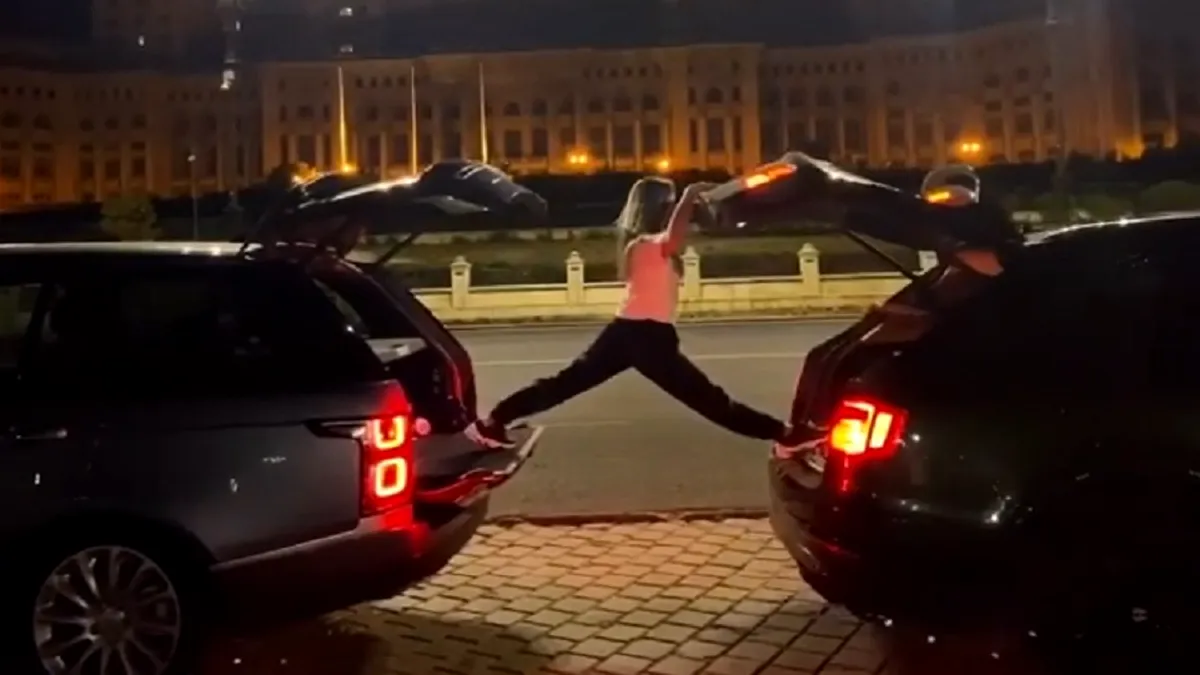 O tânără a făcut șpagatul pe două mașini în fața Casei Poporului - VIDEO