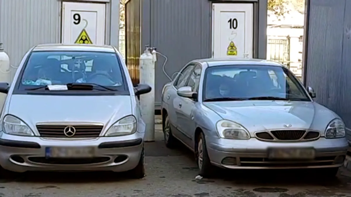 Foto. Imaginea dezastrului. Tuburi de oxigen atașate la mașini în curtea unui spital din România