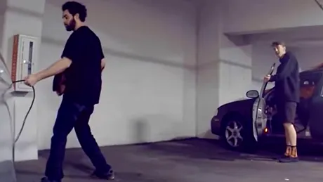 Doi cretini se întâlnesc cu o mașină Tesla în parcare și încearcă să o vandalizeze. Ce nu știu ei este că mașina îi filmează - VIDEO