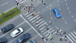 2026: Când poți să întorci mașina într-o intersecție semaforizată? Regula din Codul Rutier care îi încurcă pe șoferi