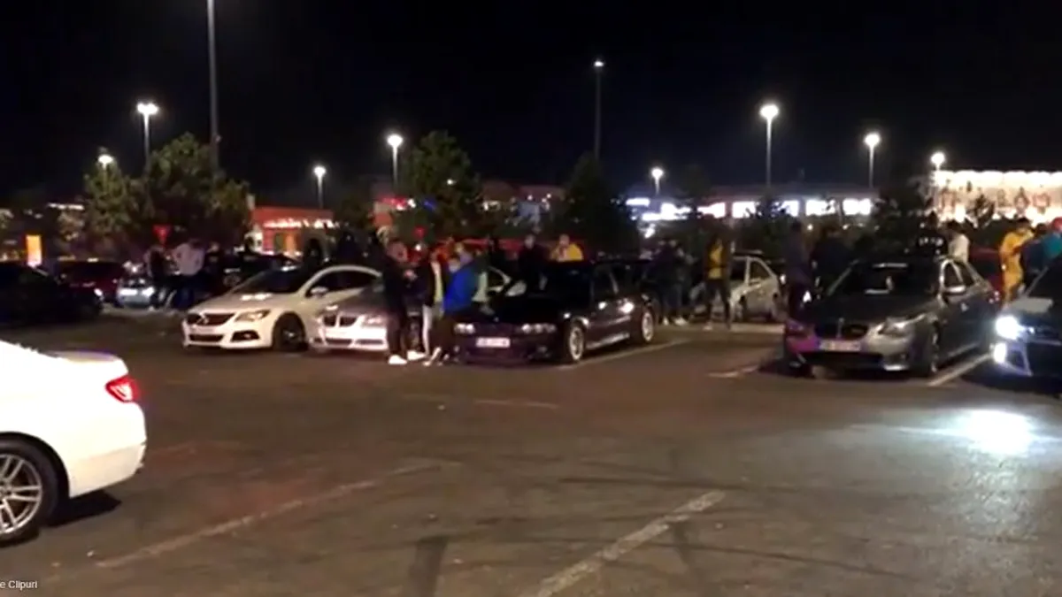 Poliţiştii au intervenit în parcarea unui centru comercial unde se întâlnesc de obicei pasionații de drifturi - VIDEO