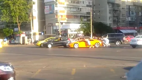 S-a întâmplat în România: Lamborghini Murcielago împins în intersecţie