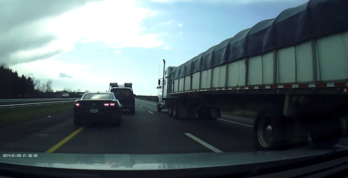 Ce se poate întâmpla când doi fac pe deştepţii pe autostradă. VIDEO