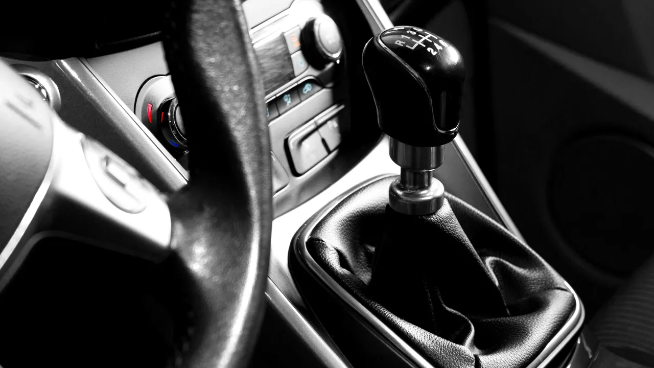2025-este-legal-să-conduci-automată-dacă-ai-făcut-școala-de-șoferi-pe-mașină-cu-o-cutie-manuală 