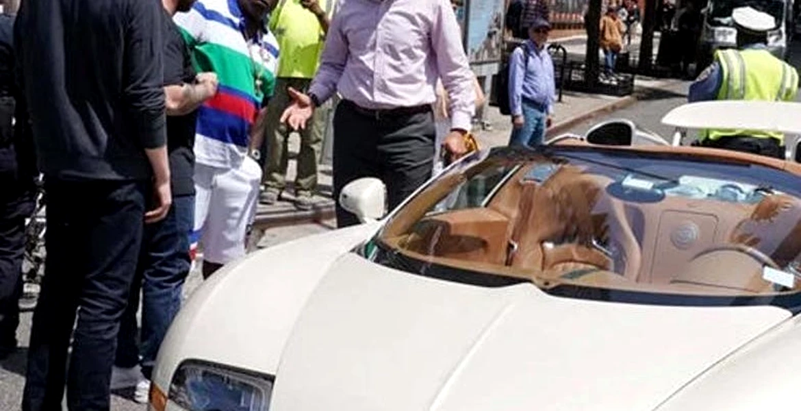 Bugatti Veyron de 2 milioane de dolari, lovit de altă maşina imediat ce a ieşit din showroom – VIDEO