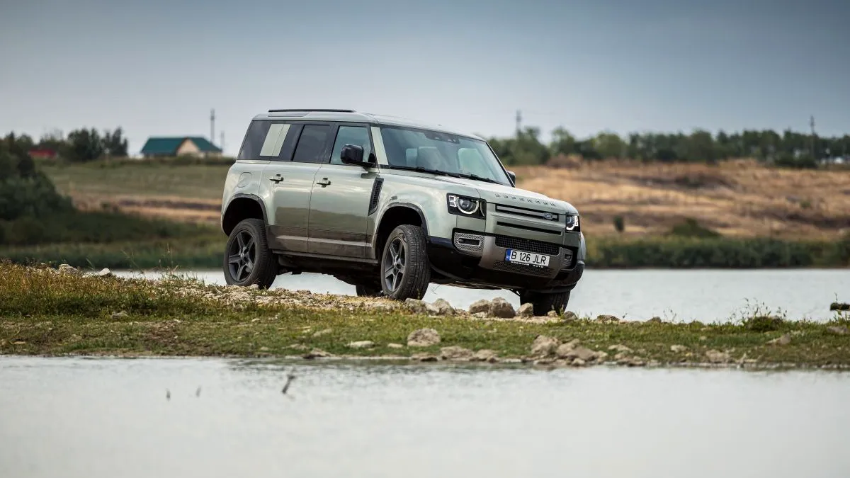 Land Rover pregătește o versiune mai extremă a lui Defender. SUV-ul britanic, testat pe Nürburgring