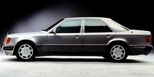 Preț record pentru un Mercedes 500E, deținut în trecut de Jerry Seinfeld. A fost construit parțial de Porsche