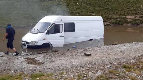 Microbuz cu turişti, blocat pe Transalpina, din cauza ploilor - GALERIE FOTO